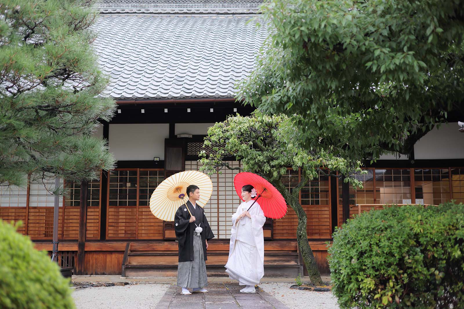 雨上がりの弘誓寺様で結婚記念写真