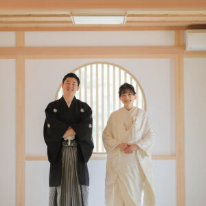 長楽寺円窓での新郎新婦様の立ち姿イメージ