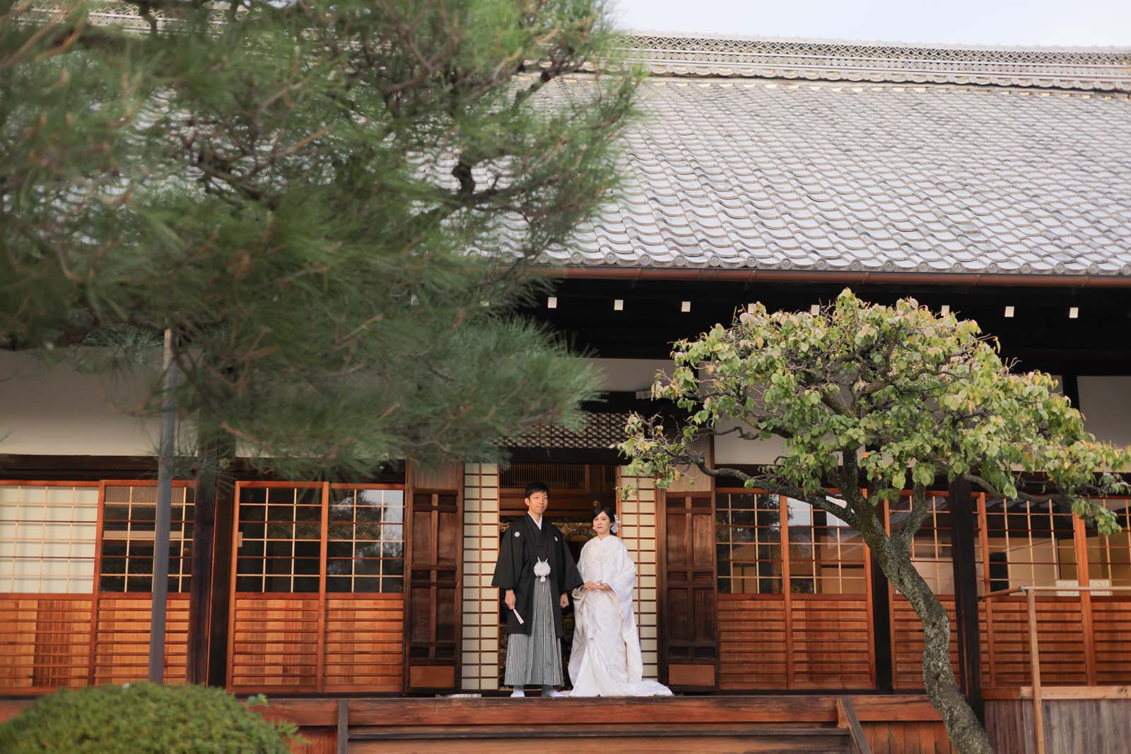 秋の雨上がりの弘誓寺様で結婚記念写真