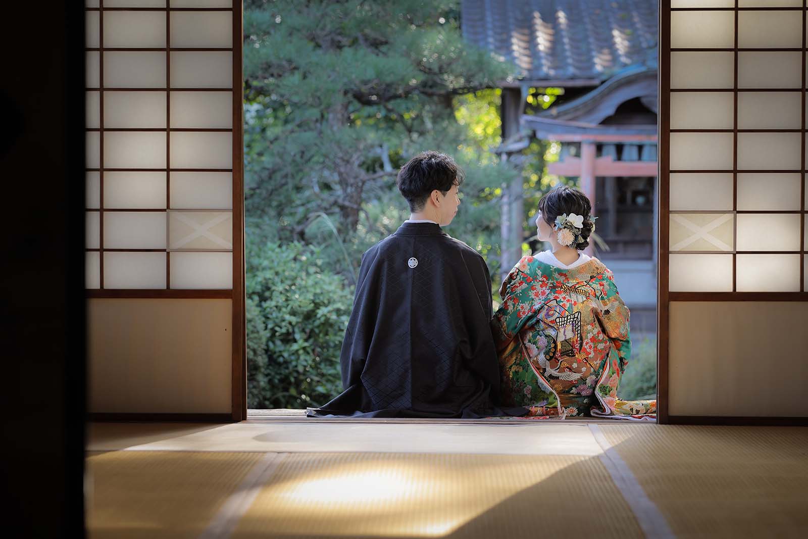 お寺の庭園を背景にした後ろ姿のお写真