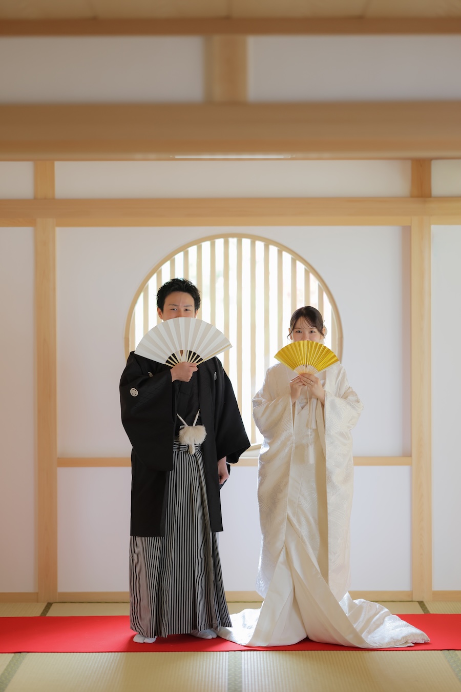 扇子で口元を隠す和装前撮りフォト