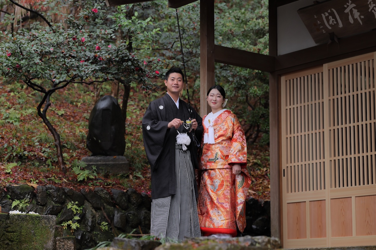 趣味の釣り竿を持った和装結婚記念写真