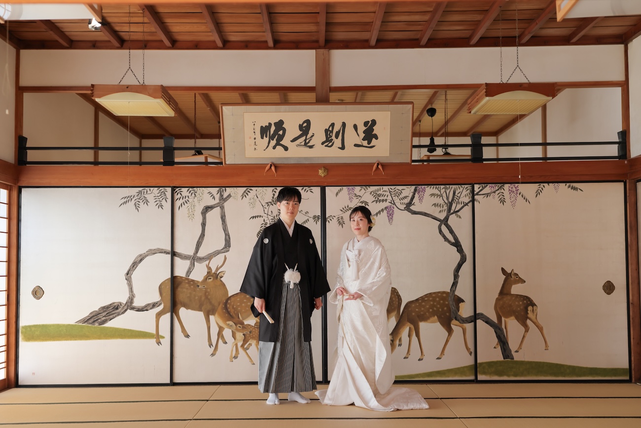 京都鹿の襖絵前での和装ウェディングフォト