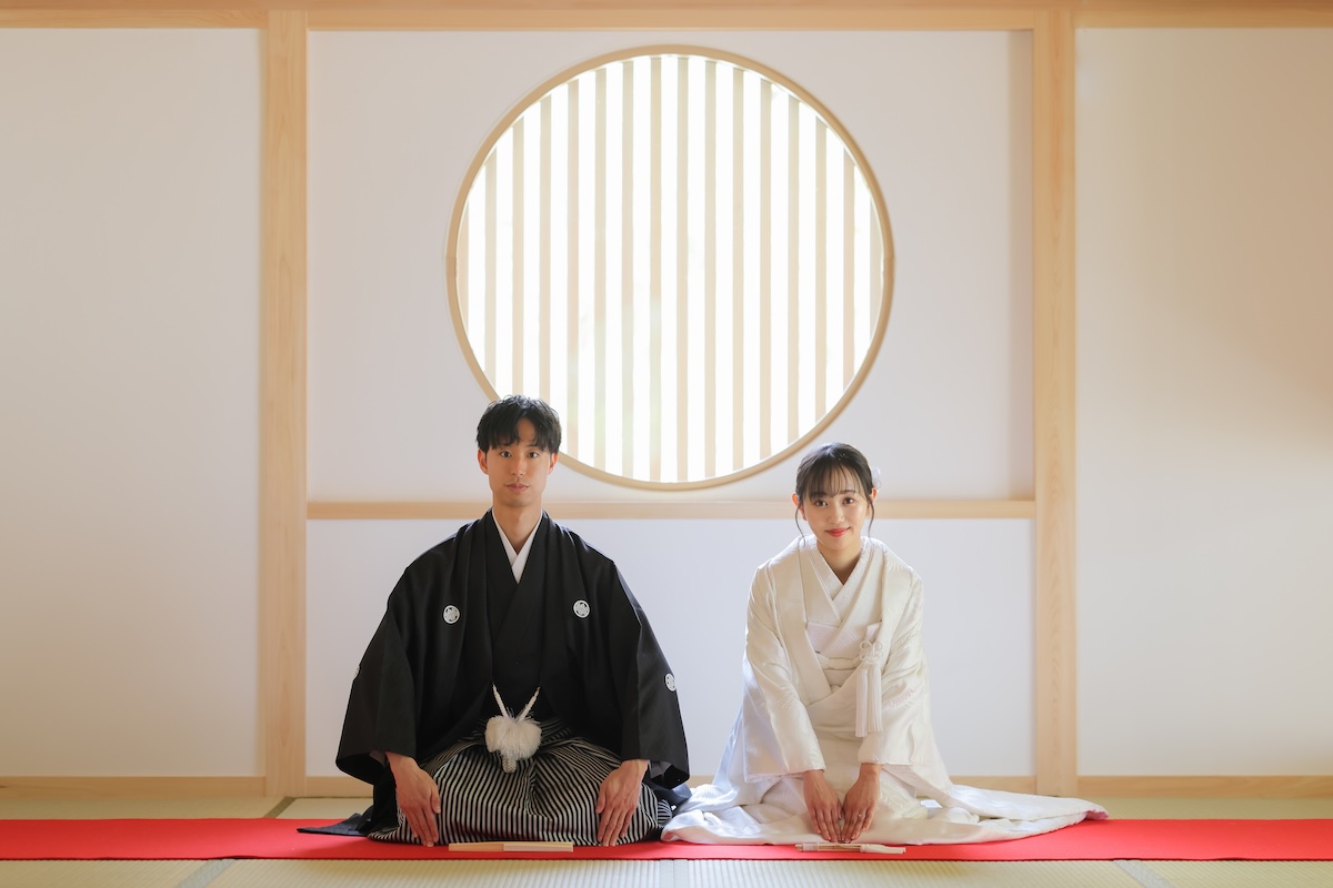 和室での円窓を背景にした人気の正座のお写真