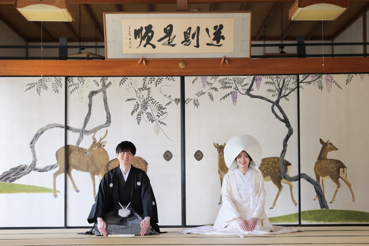 鹿の襖前での白無垢綿帽子での正座のお写真