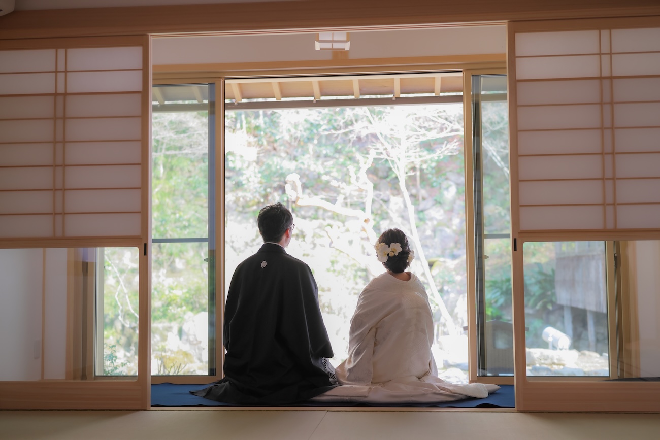 書院での後ろ姿の新郎新婦様