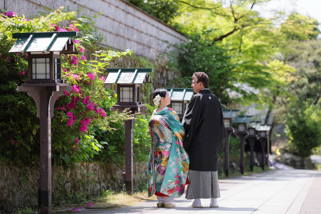 長楽寺参道にて。ツツジと新緑を背景にした後ろ姿。