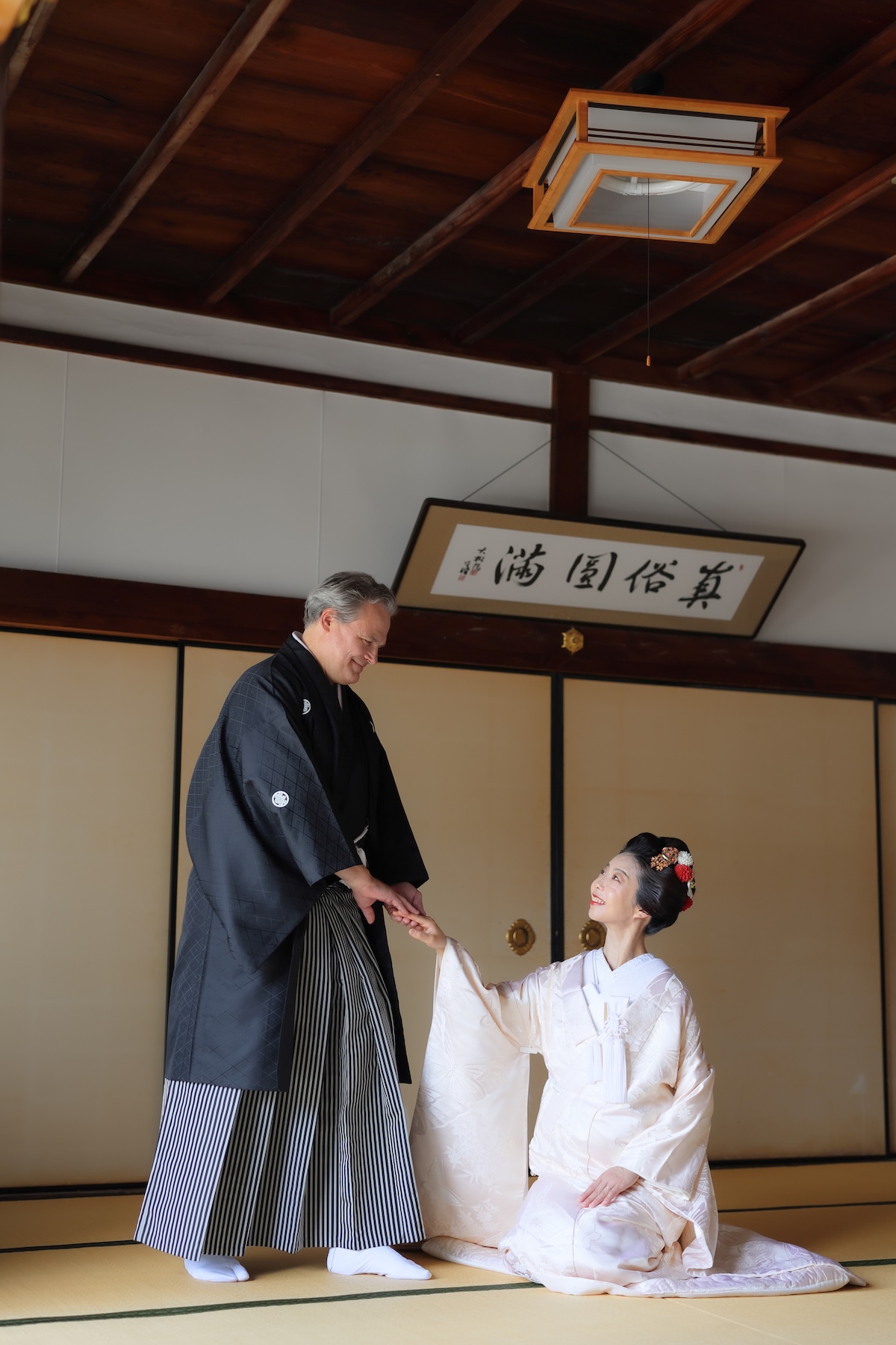 手を取り合う少しポーズでの和装結婚写真