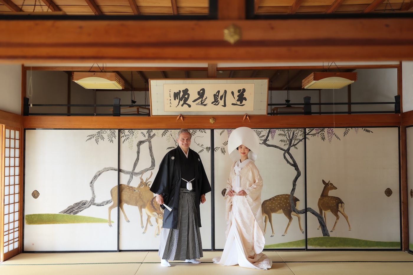 鹿の襖絵前での綿帽子での和装結婚写真