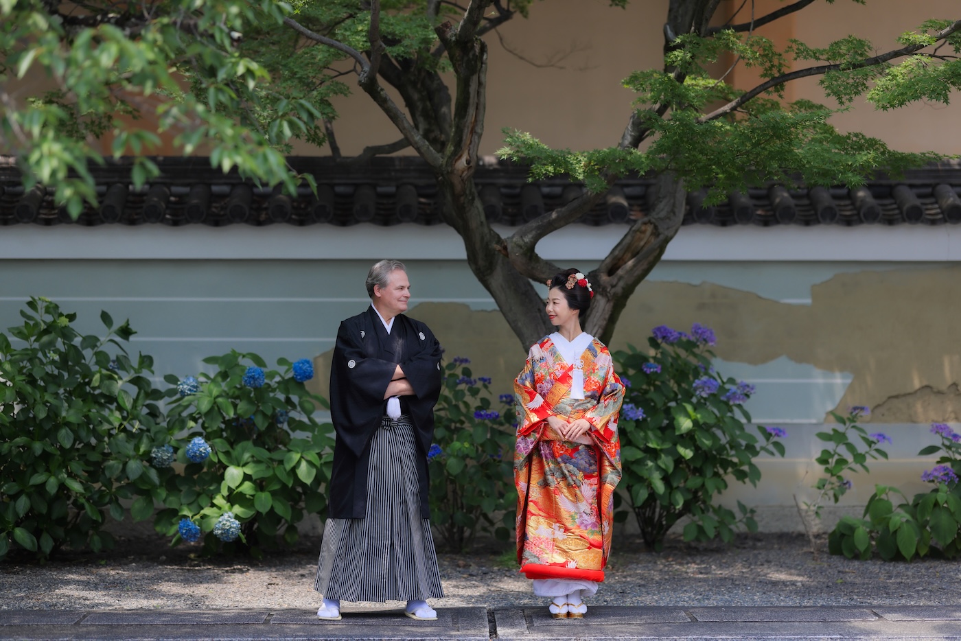 フィンランドから京都で結婚写真のお客様。紫陽花の前にて