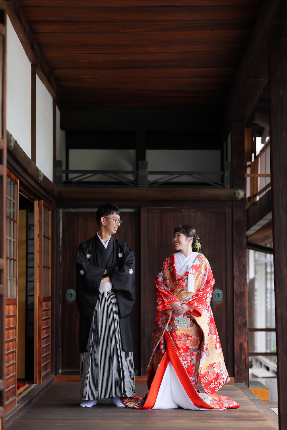 弘誓寺様縁側での和装フォト