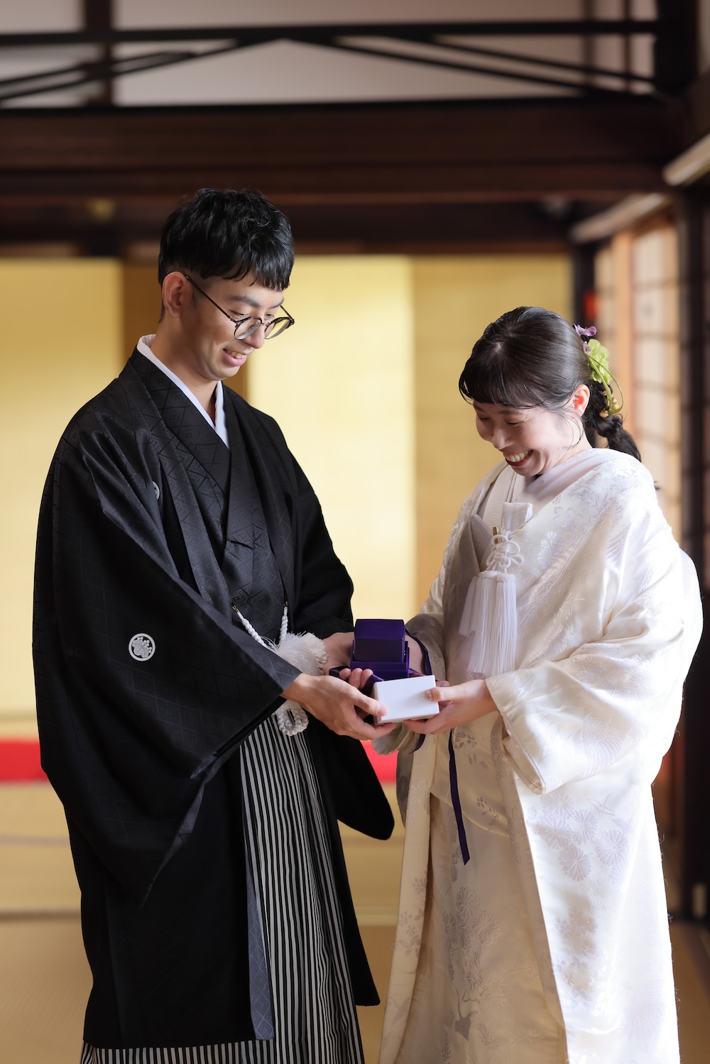 結婚指輪を開封するシーン