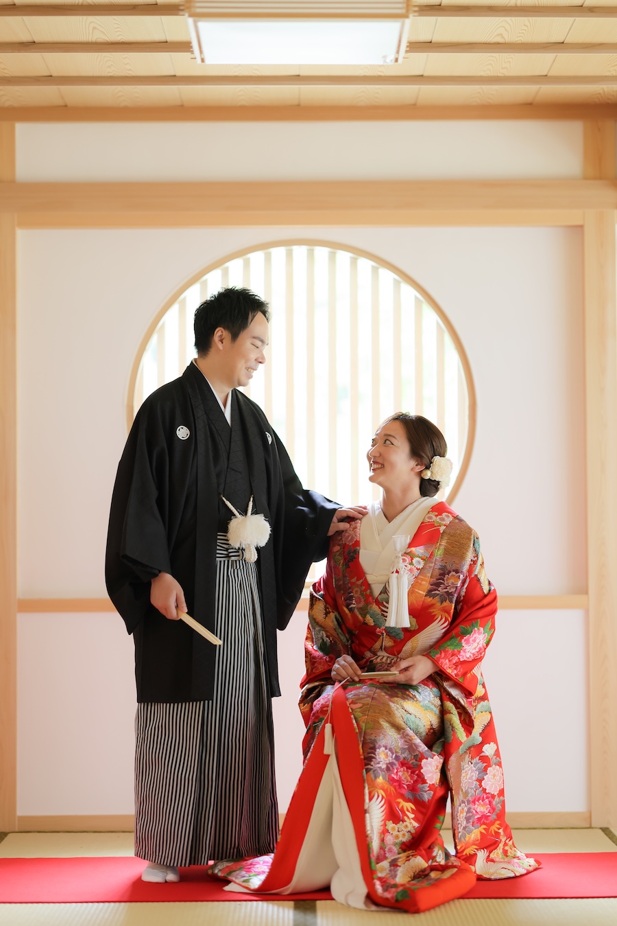 人気の円窓前での和装前撮りカット