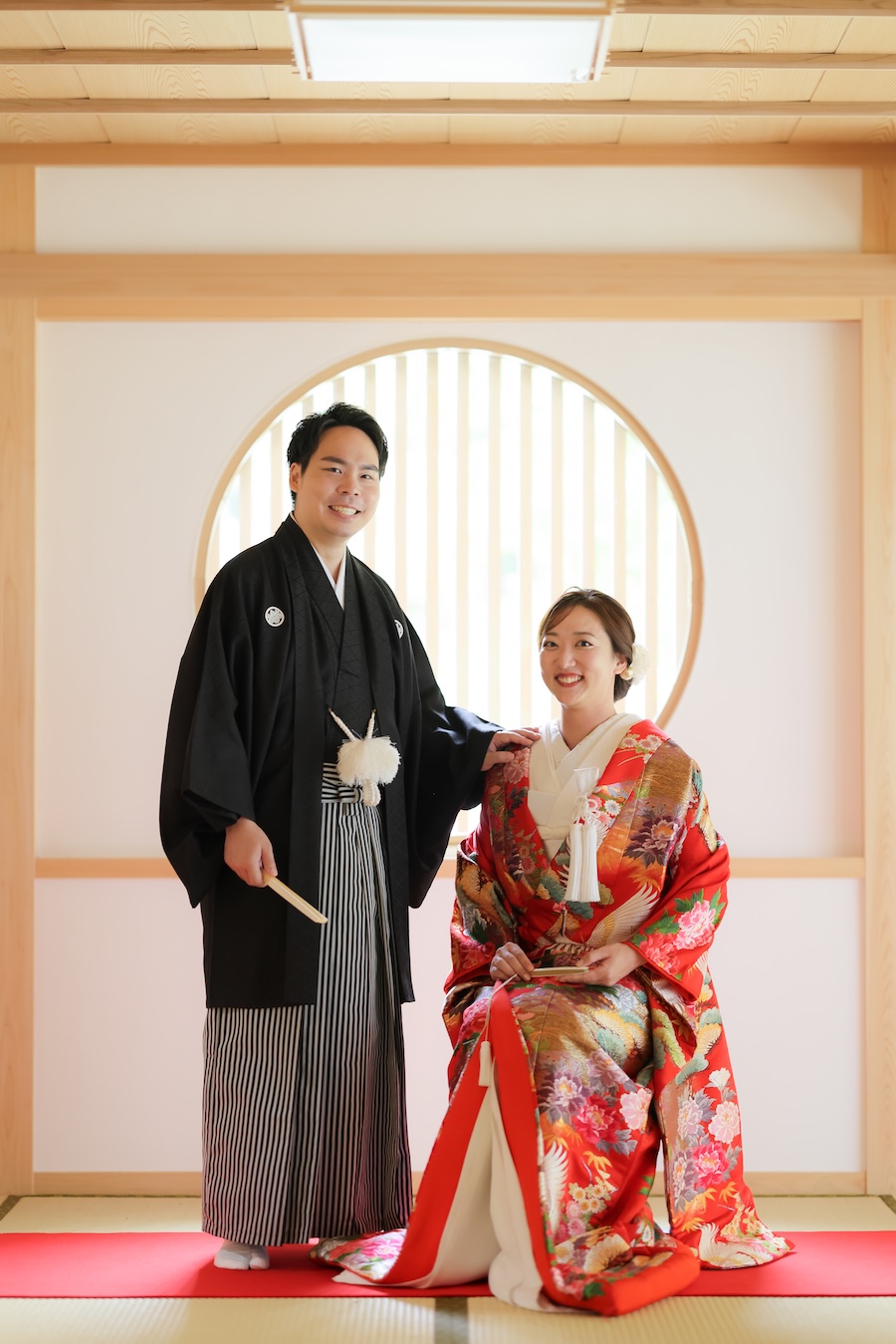 新入荷の色打掛「赤−鶴と牡丹」で残す和装結婚記念写真