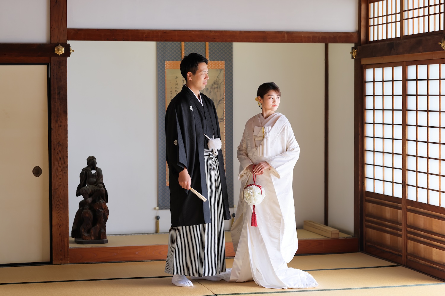 建物内に差し込む柔らかな光を使用した白無垢フォト