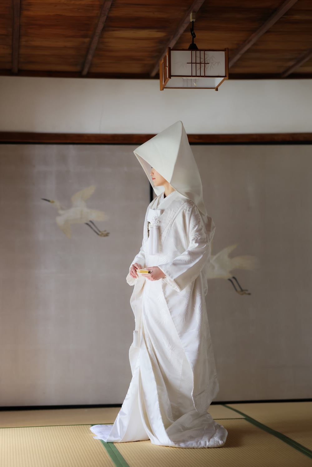 冬の襖絵前で残す、静謐で優雅な一枚