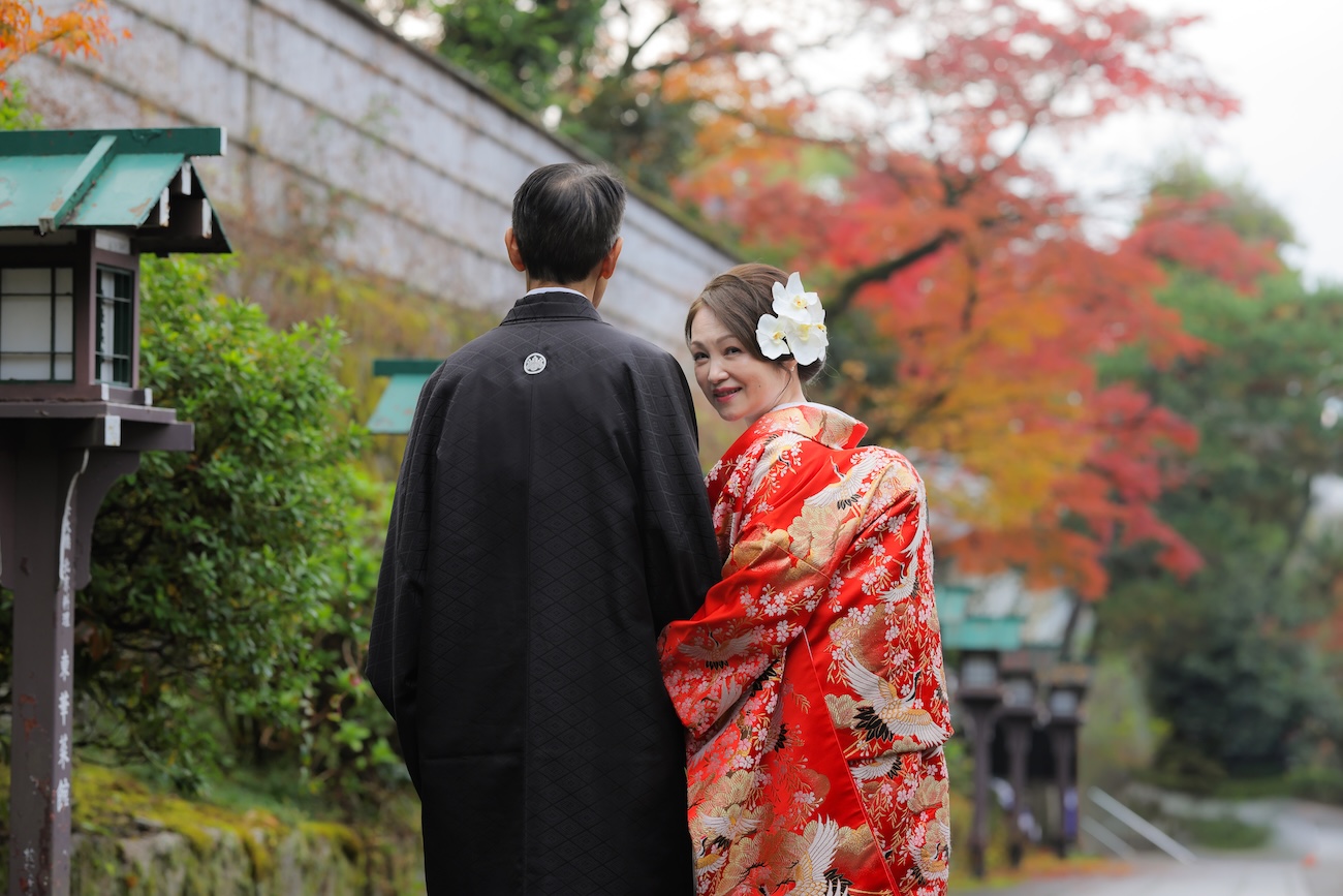 新郎様の後ろ姿と振り返る花嫁様
