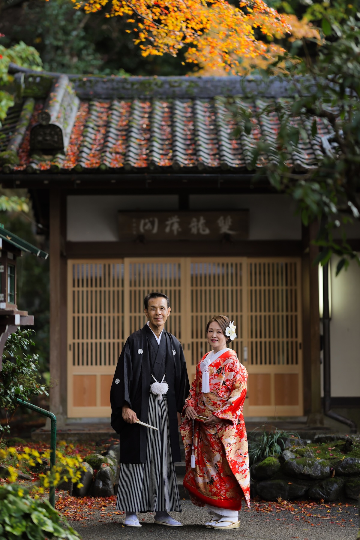 50&60代のお客様の和装結婚写真。紅葉を背景に。