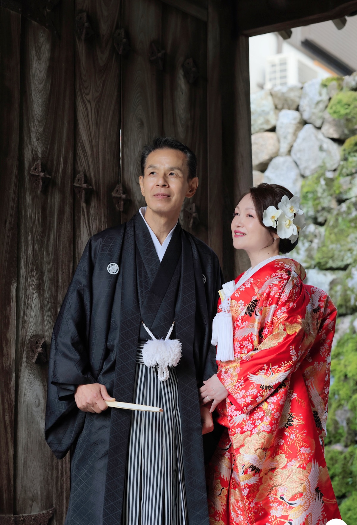 京都の街並みを眺める50&60代の新郎新婦様。