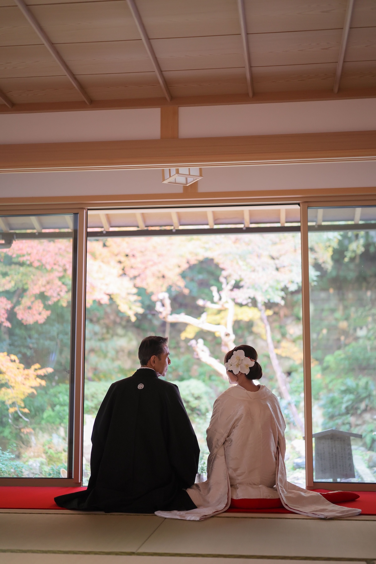 色づく木々に囲まれた庭園を
ゆったりと眺めながら‥