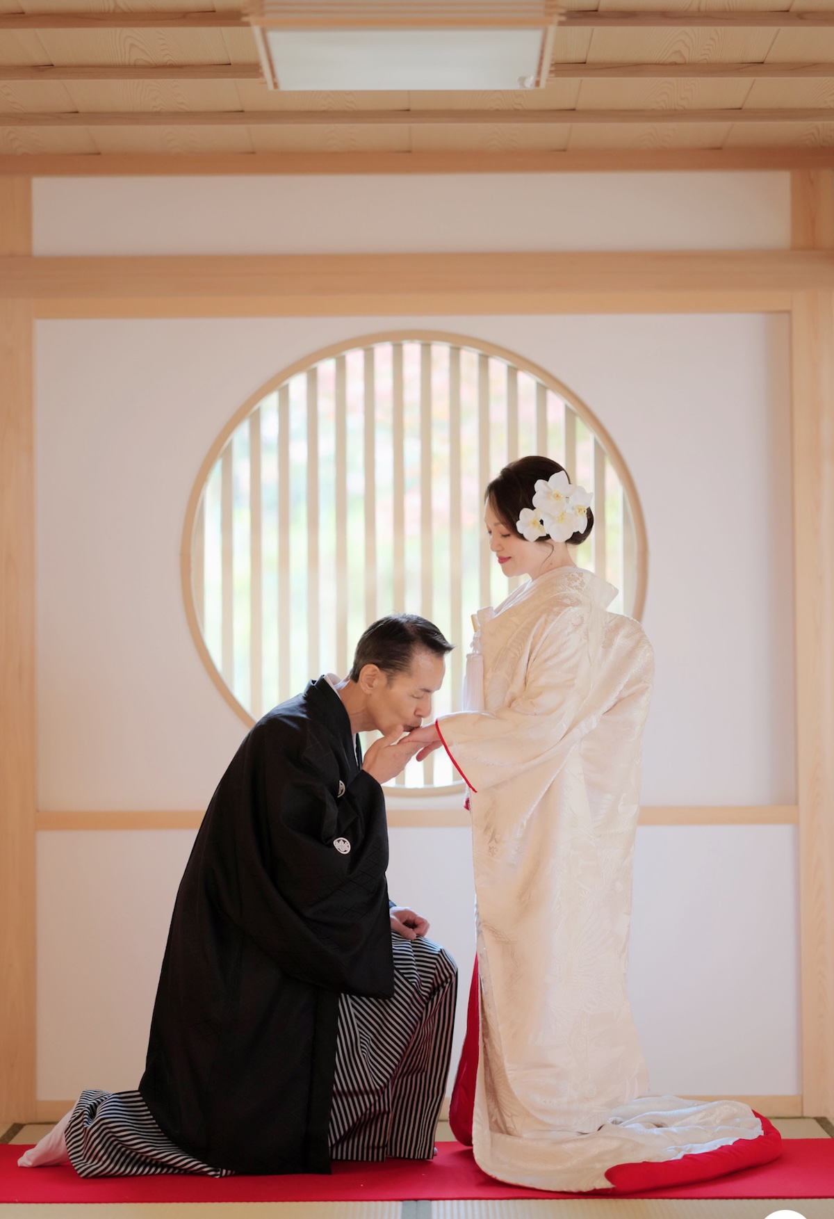 円窓前にて新婦様のリクエストのプロポーズ風ショット