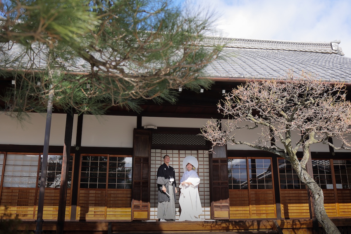 京都弘誓寺本堂縁側での白無垢&綿帽子姿の新郎新婦様