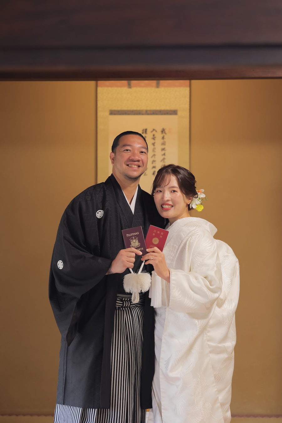 国際結婚のお客様のパスポートを持ったお写真