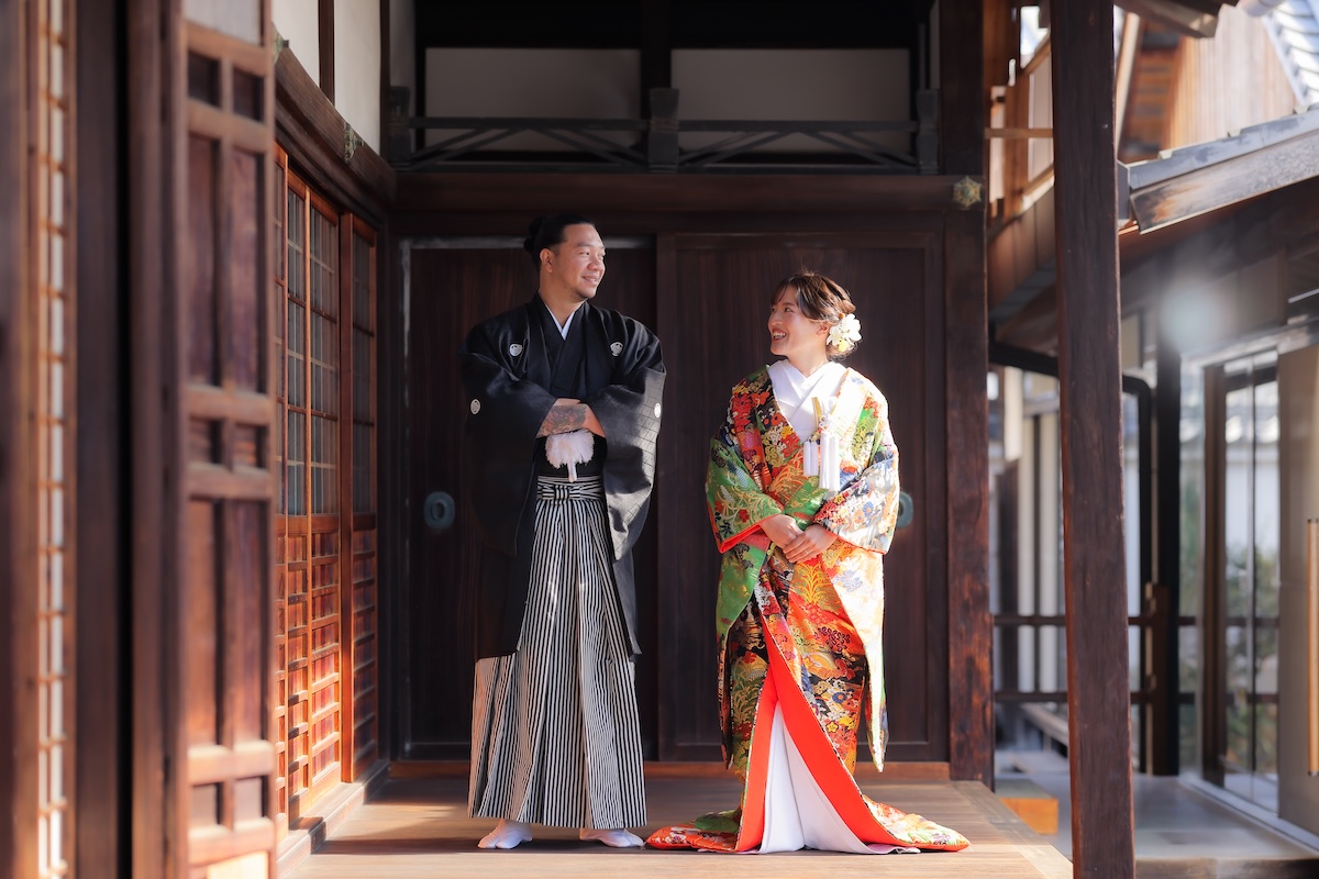 京都弘誓寺の縁側での色打掛姿の和装ウェディングフォト