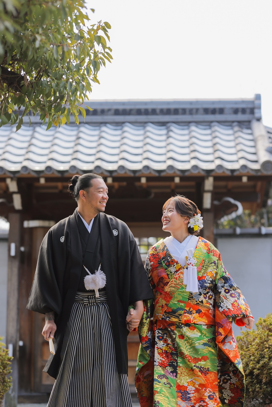 京都弘誓寺の境内で自然な表情の和装前撮りフォト