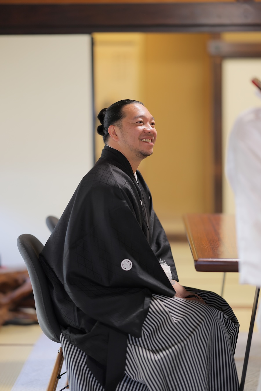 花嫁様の着付風景を眺める新郎様