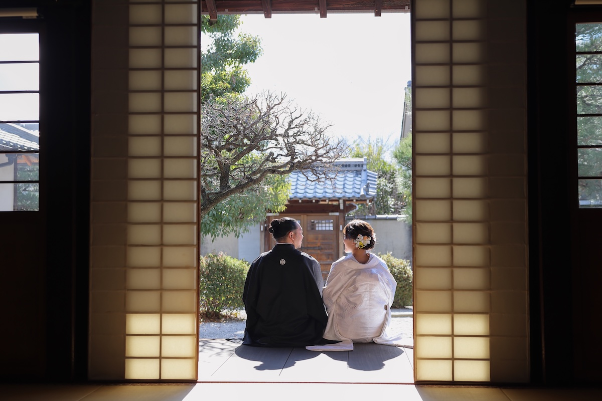 京都弘誓寺の本堂縁側で後ろ姿の和装姿の新郎新婦様