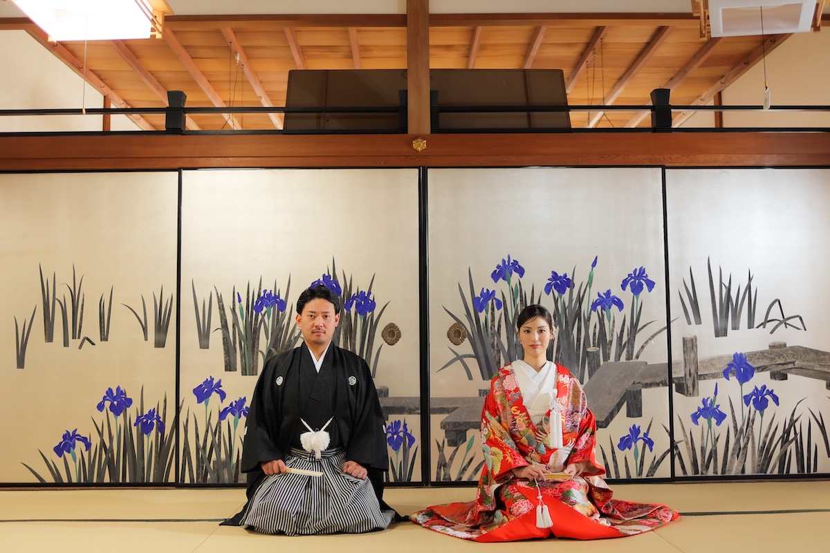 貴重な襖絵前での正座ショットも撮影