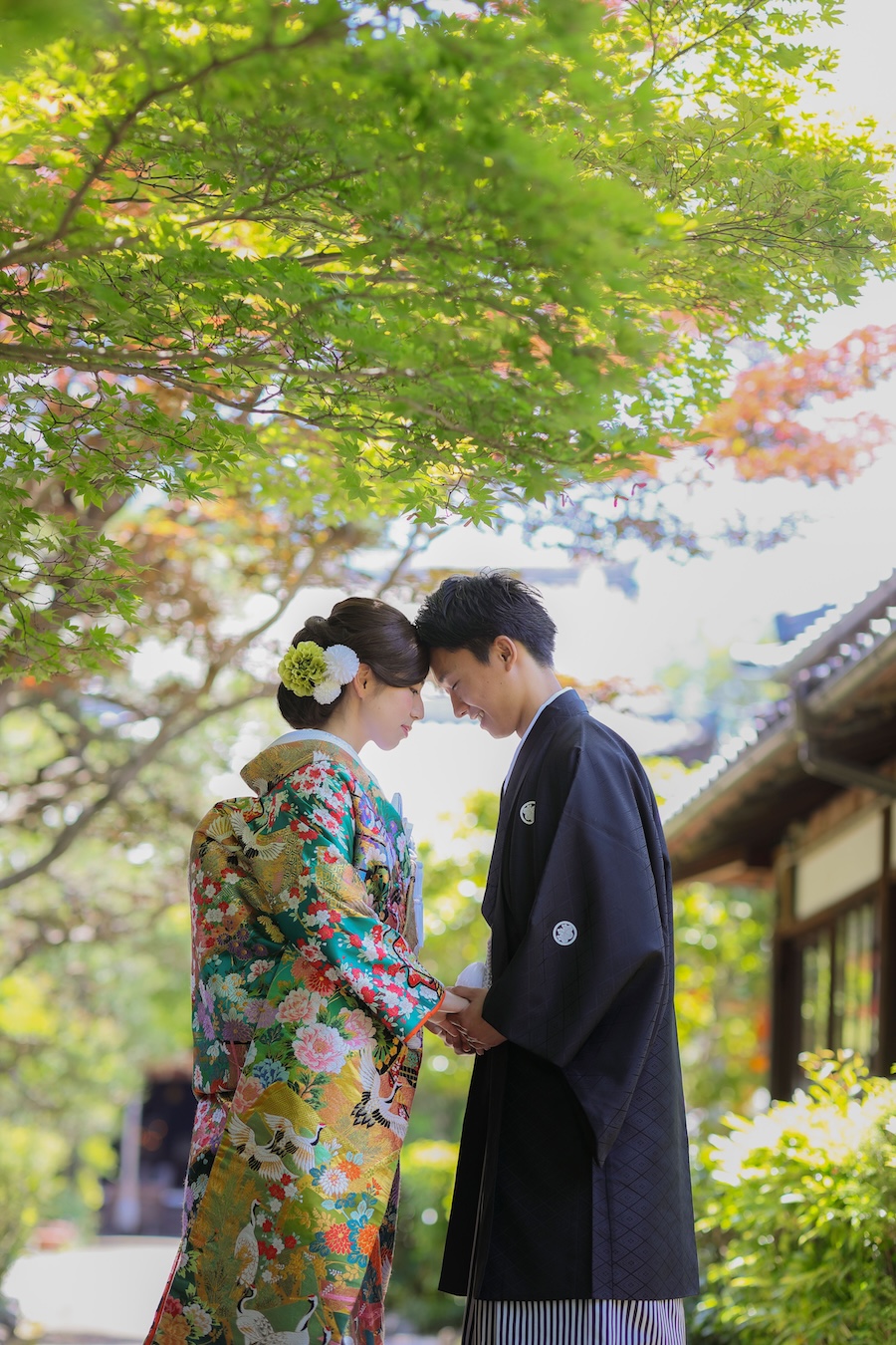 おでこを合わせた和装前撮りのイメージカット