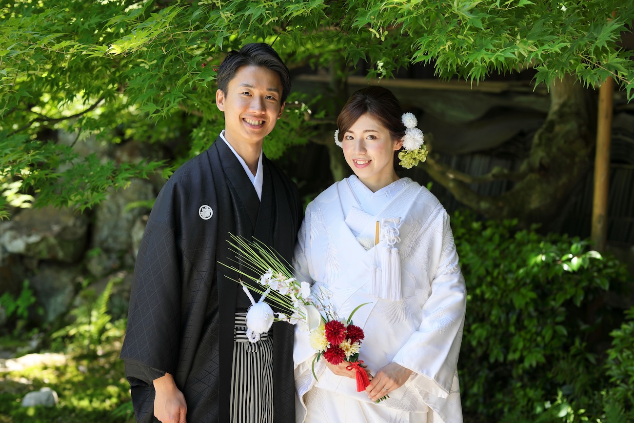 白無垢へお色直し|青紅葉に包まれた貸切のお庭での撮影