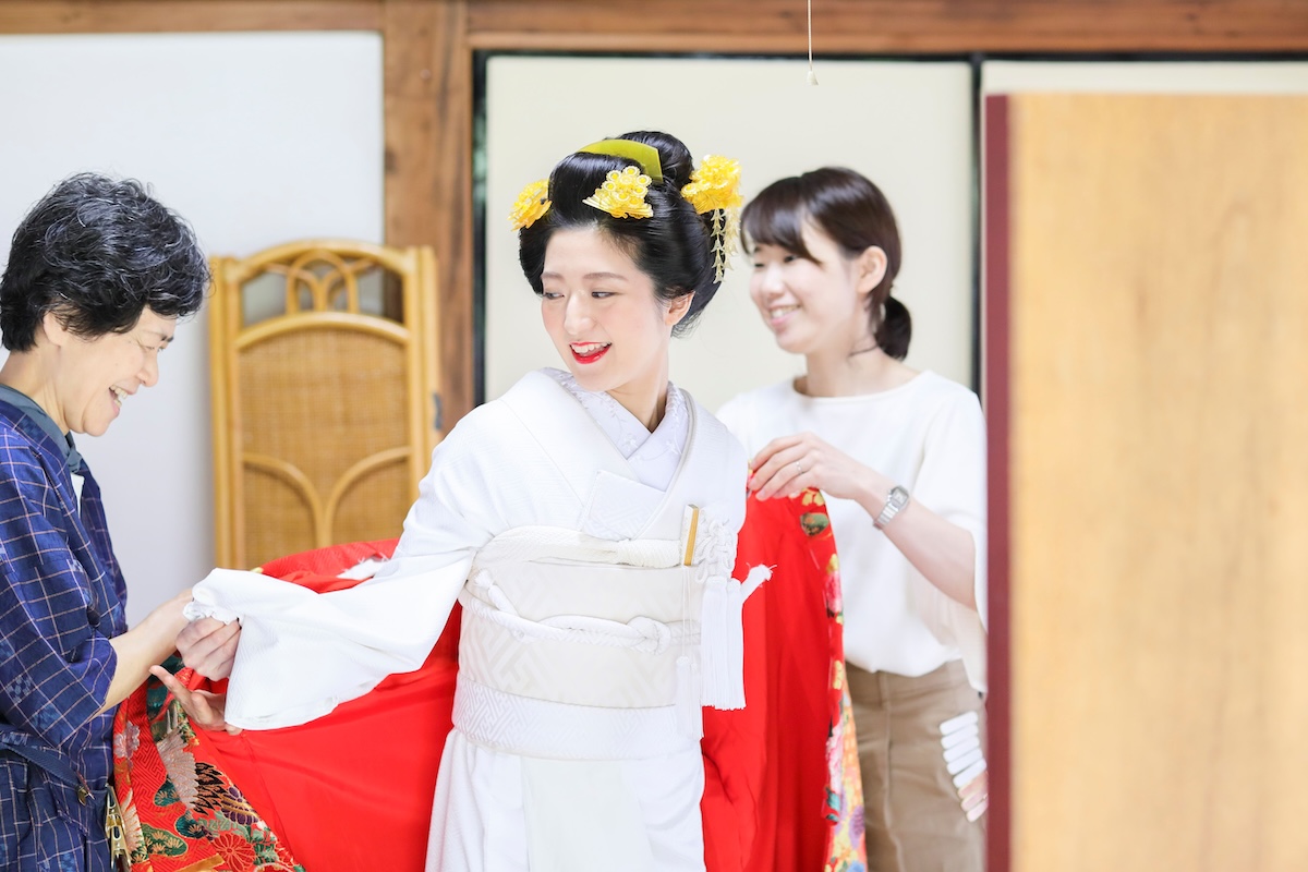 上品な花嫁様と爽やかな新郎様、和やかなお支度の時間