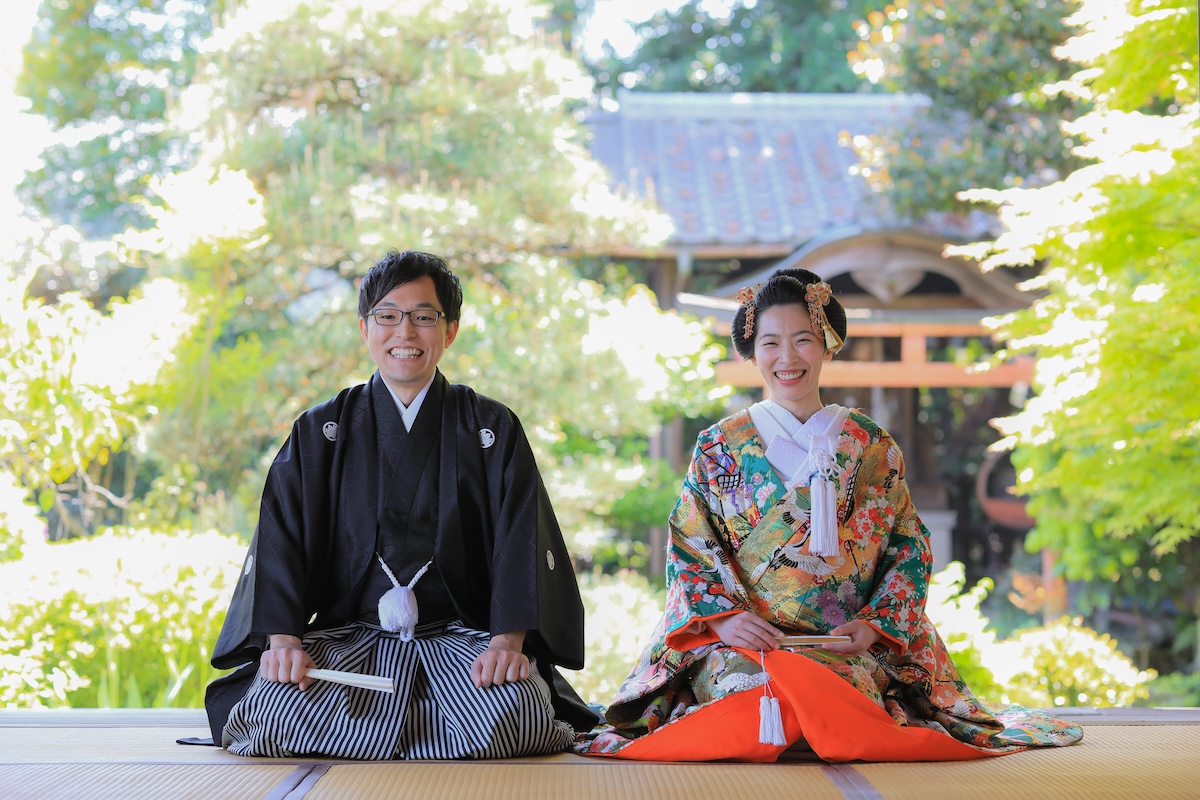 新緑の庭園をバックにし正座のお写真