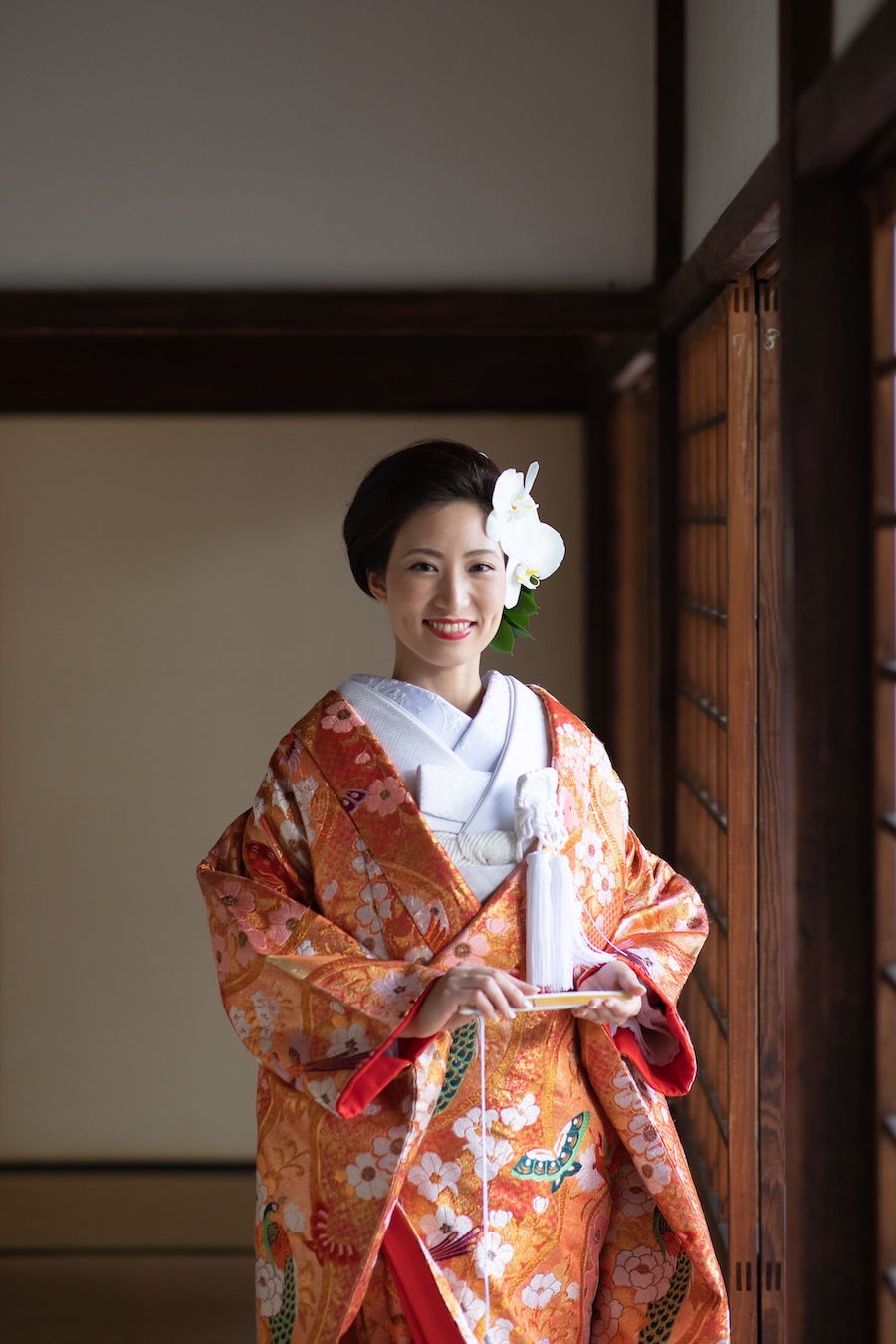 ピンクの色打掛と胡蝶蘭を使用したヘアセットの花嫁様