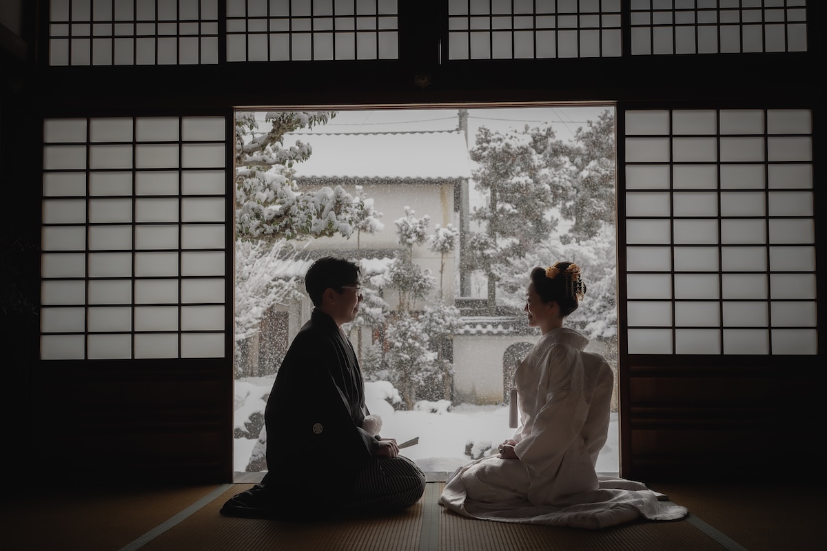 雪に包まれた京都のお寺の枯山水庭園にて