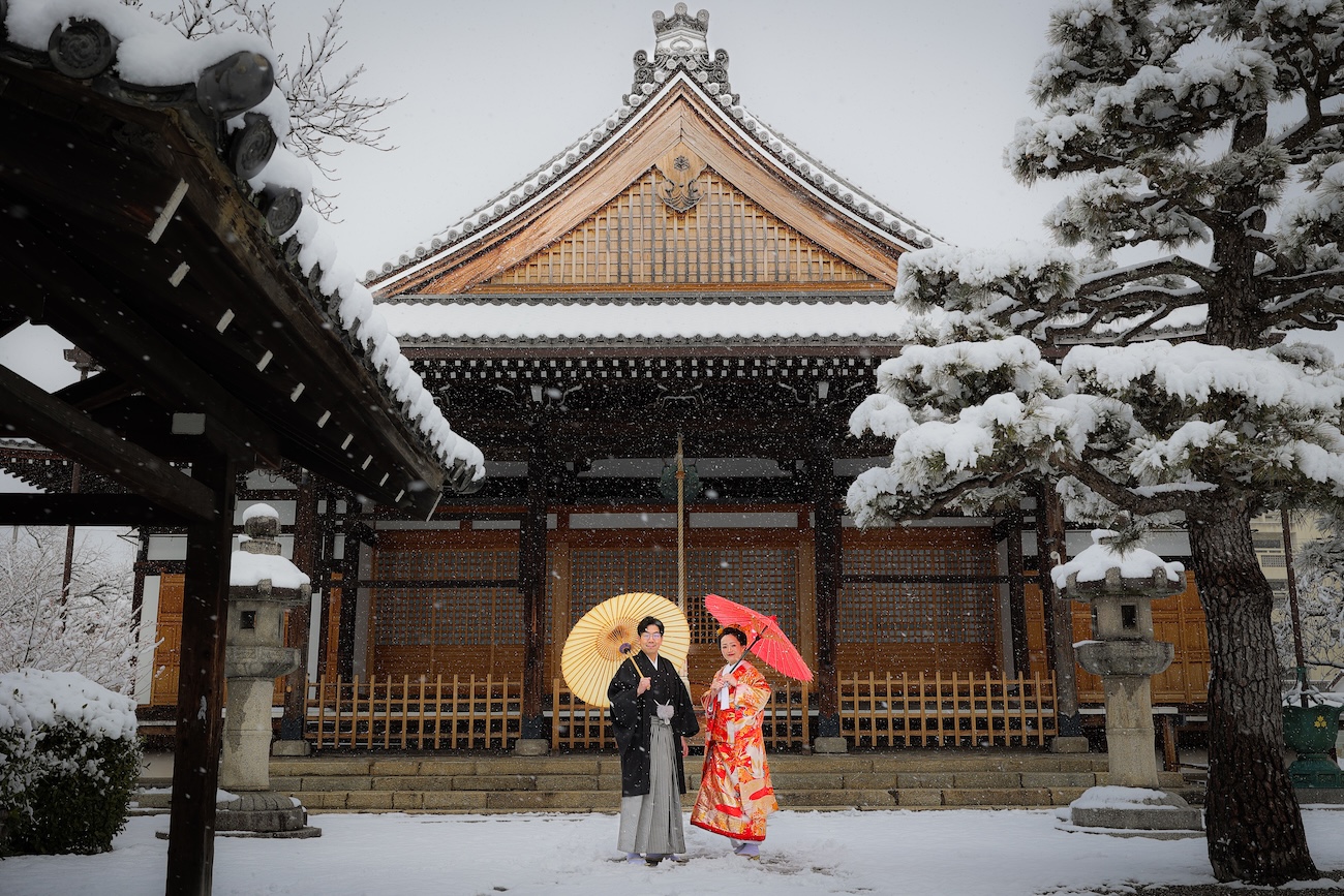 本堂を背景に残す雪景色の色打掛写真