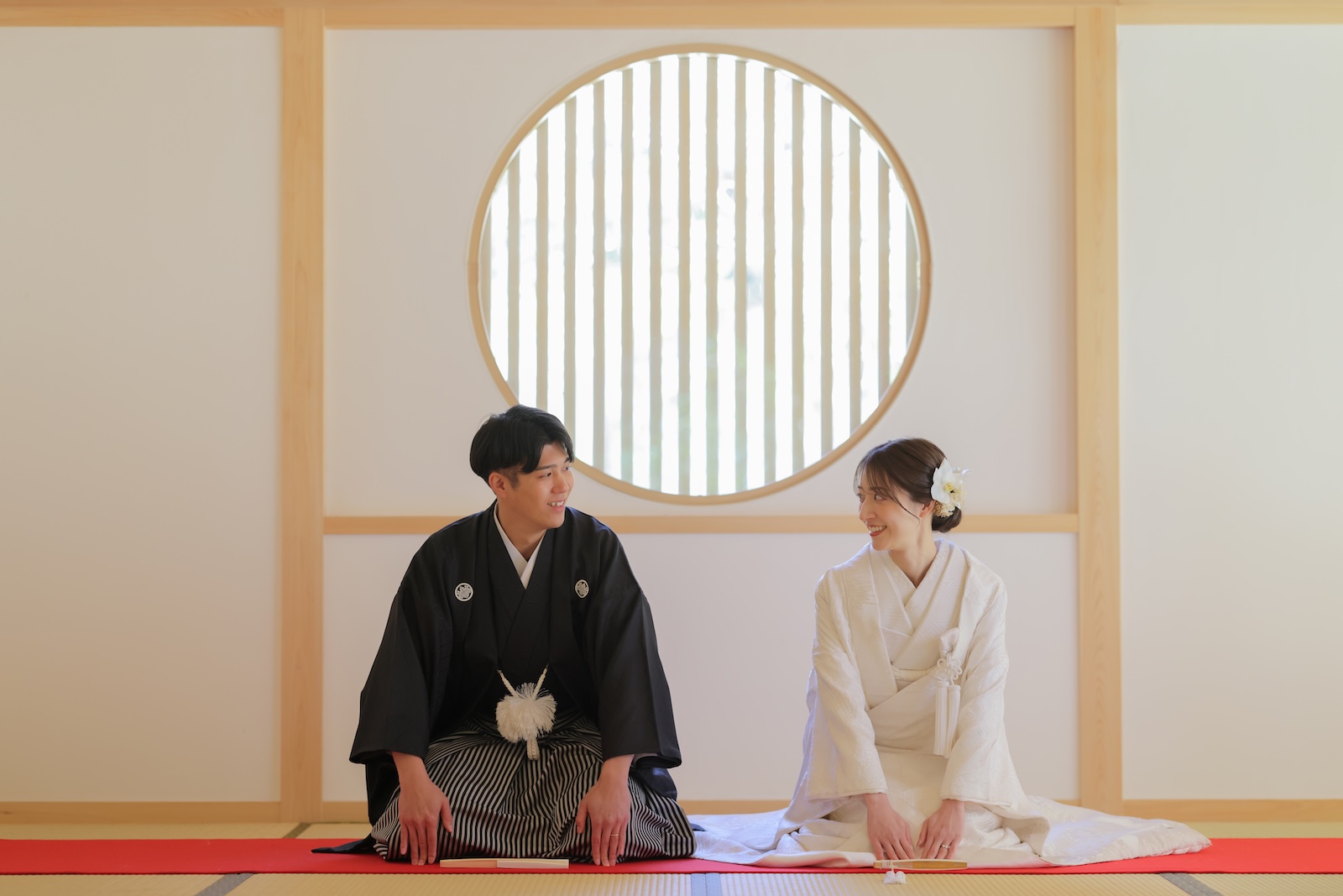 長楽寺円窓前での人気の三つ指の前撮りフォト