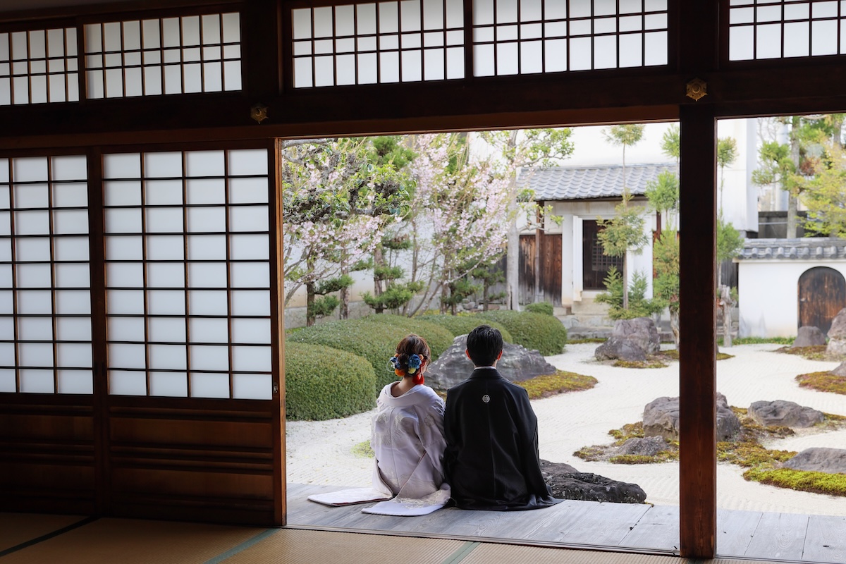 さらに建物内では、枯山水の庭園を背景にした撮影