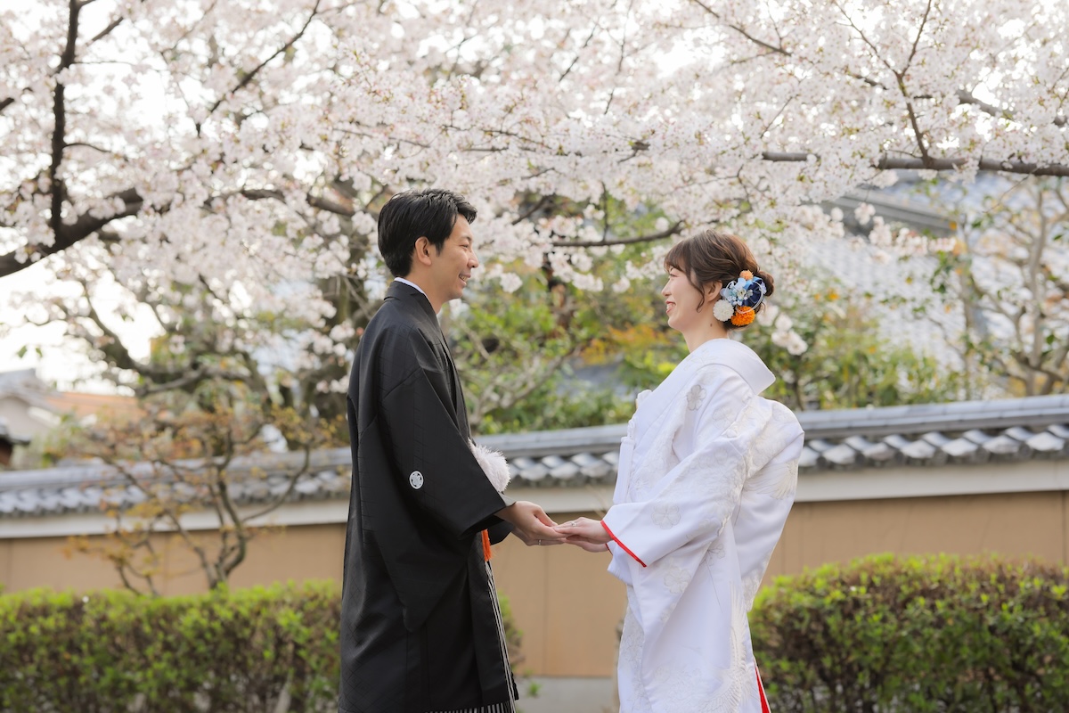 桜を背景にした白無垢のお写真