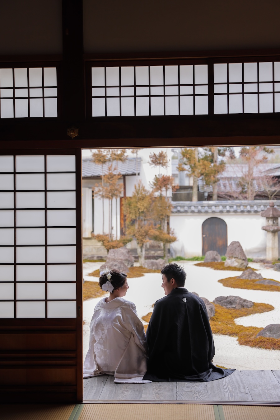 京都の枯山水を背景にした和装ウェディングフォト