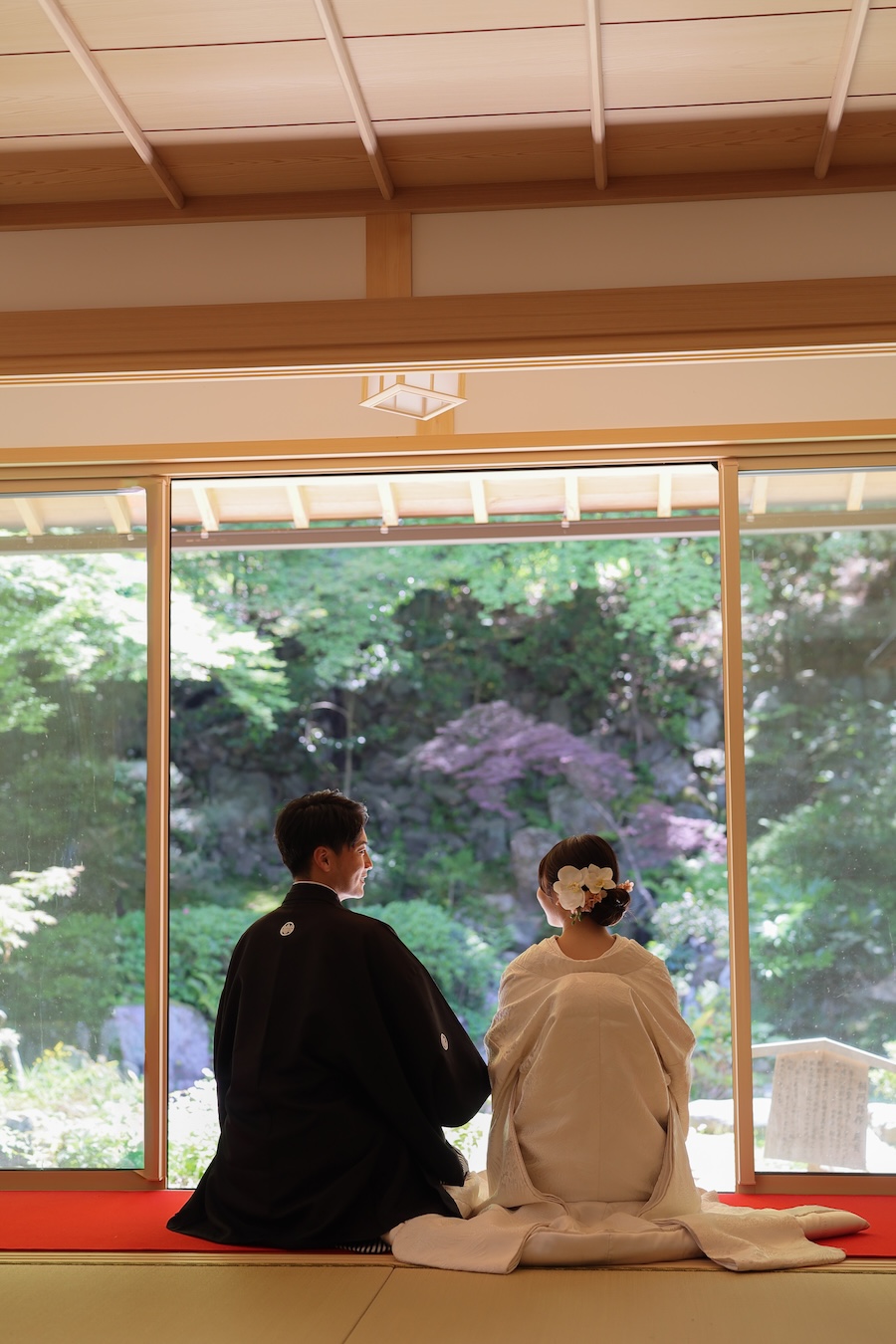 京都長楽寺の相阿弥作庭園を背景にした後ろ姿の和装ウェディングフォト