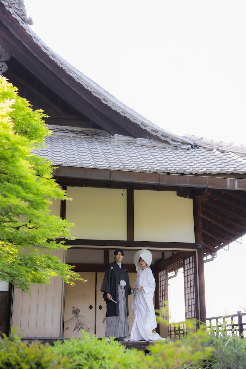 京都戒光寺での建物を背景んした白無垢綿帽子姿のお写真