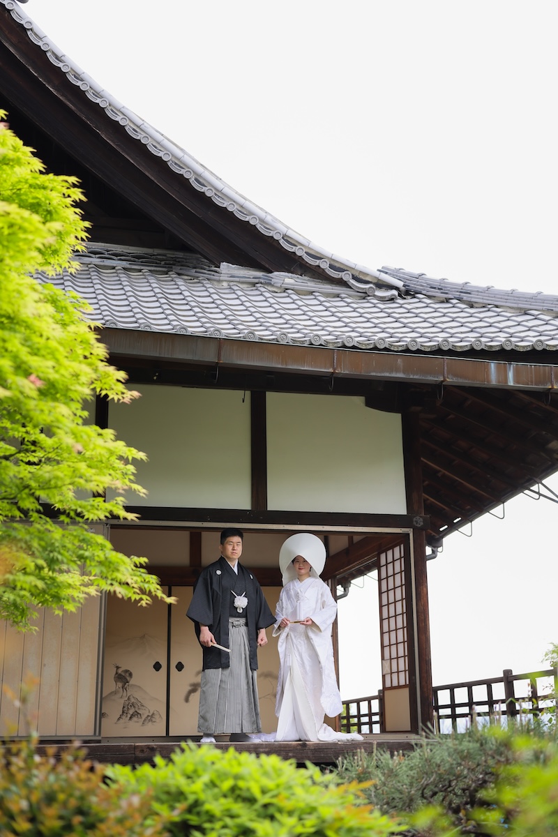 戒光寺の建物を背景に白無垢綿帽子で撮影