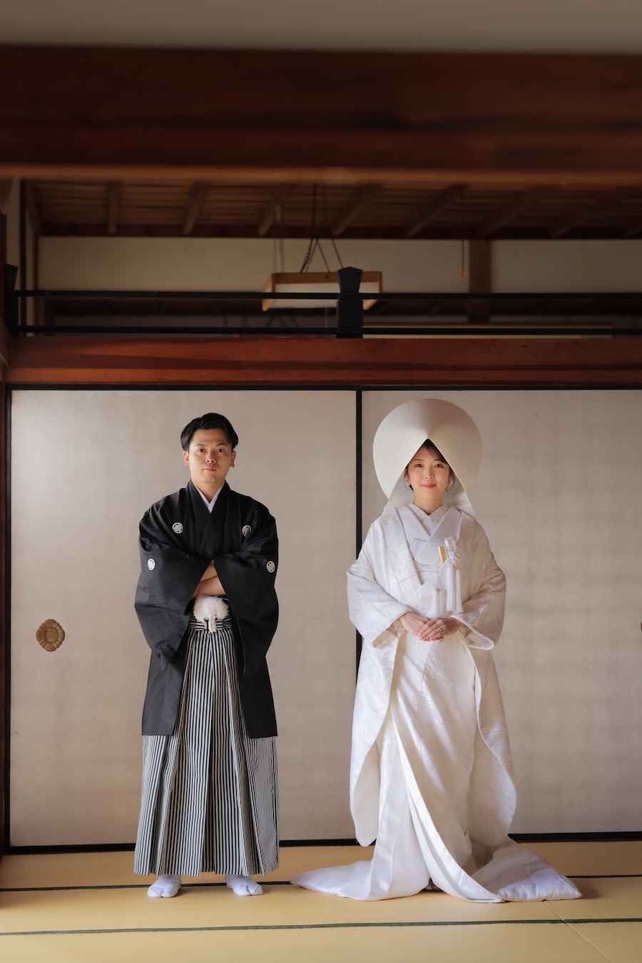 妙蓮寺襖前での白無垢綿帽子＆羽織袴で腕組みをする新郎新婦様