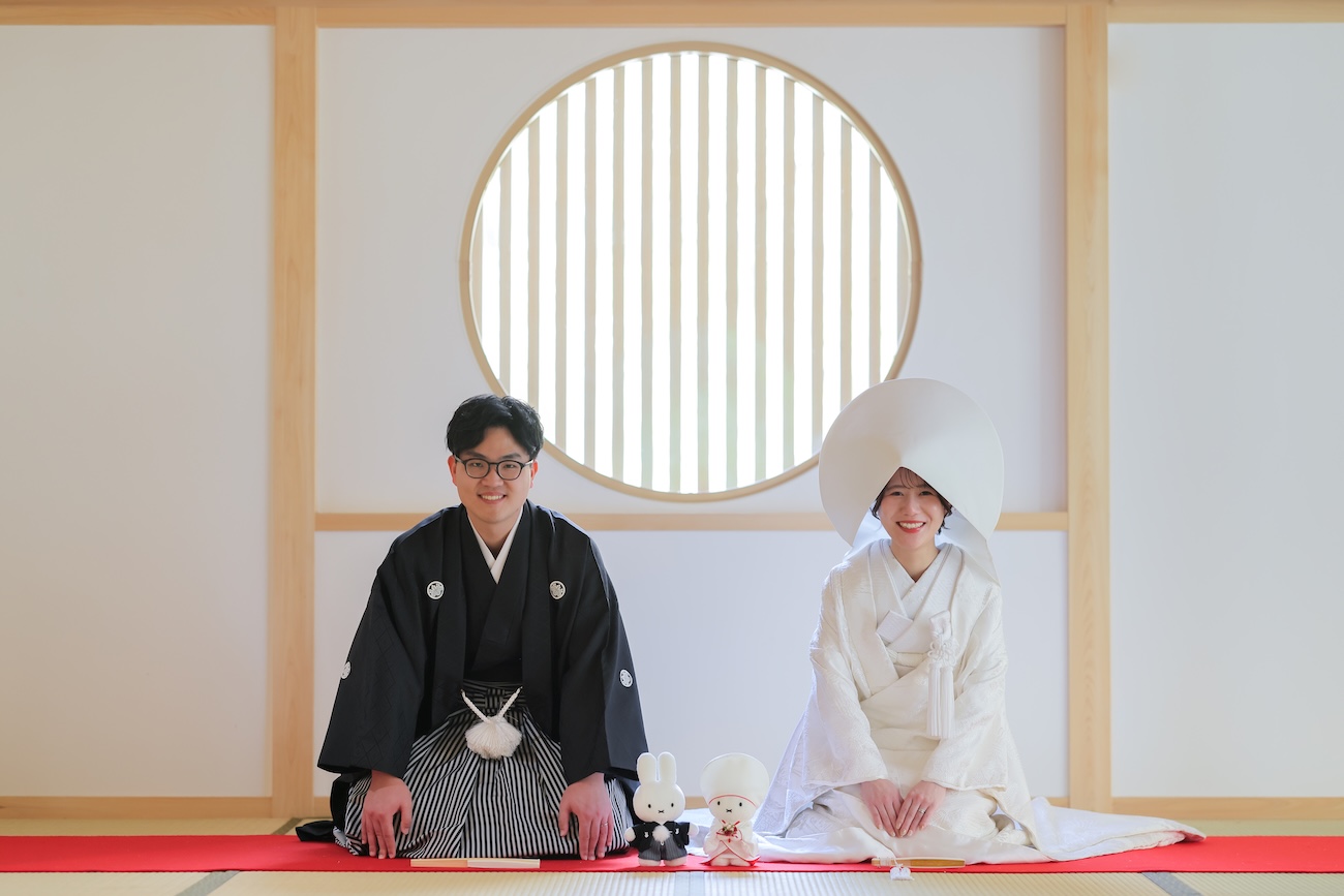 ミッフィーのぬいぐるみと三つ指の和装白無垢イメージ