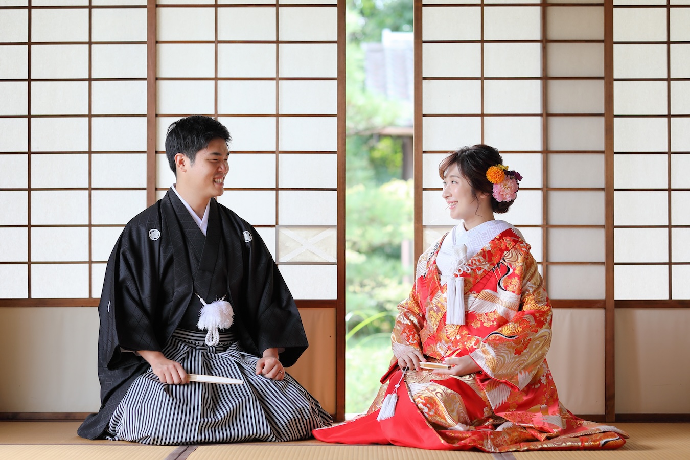 和装前撮りにカラフルな髪飾りを｜華やかで愛らしい花嫁スタイル