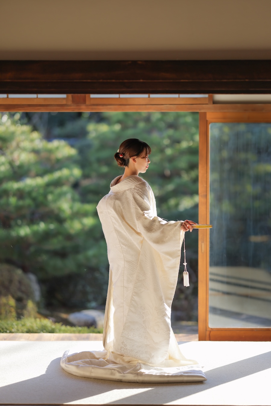 京都壽聖院のお庭を背景にした白無垢姿の花嫁様